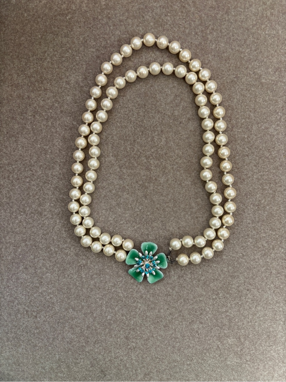 Vintage Pearl necklace with floral pendant